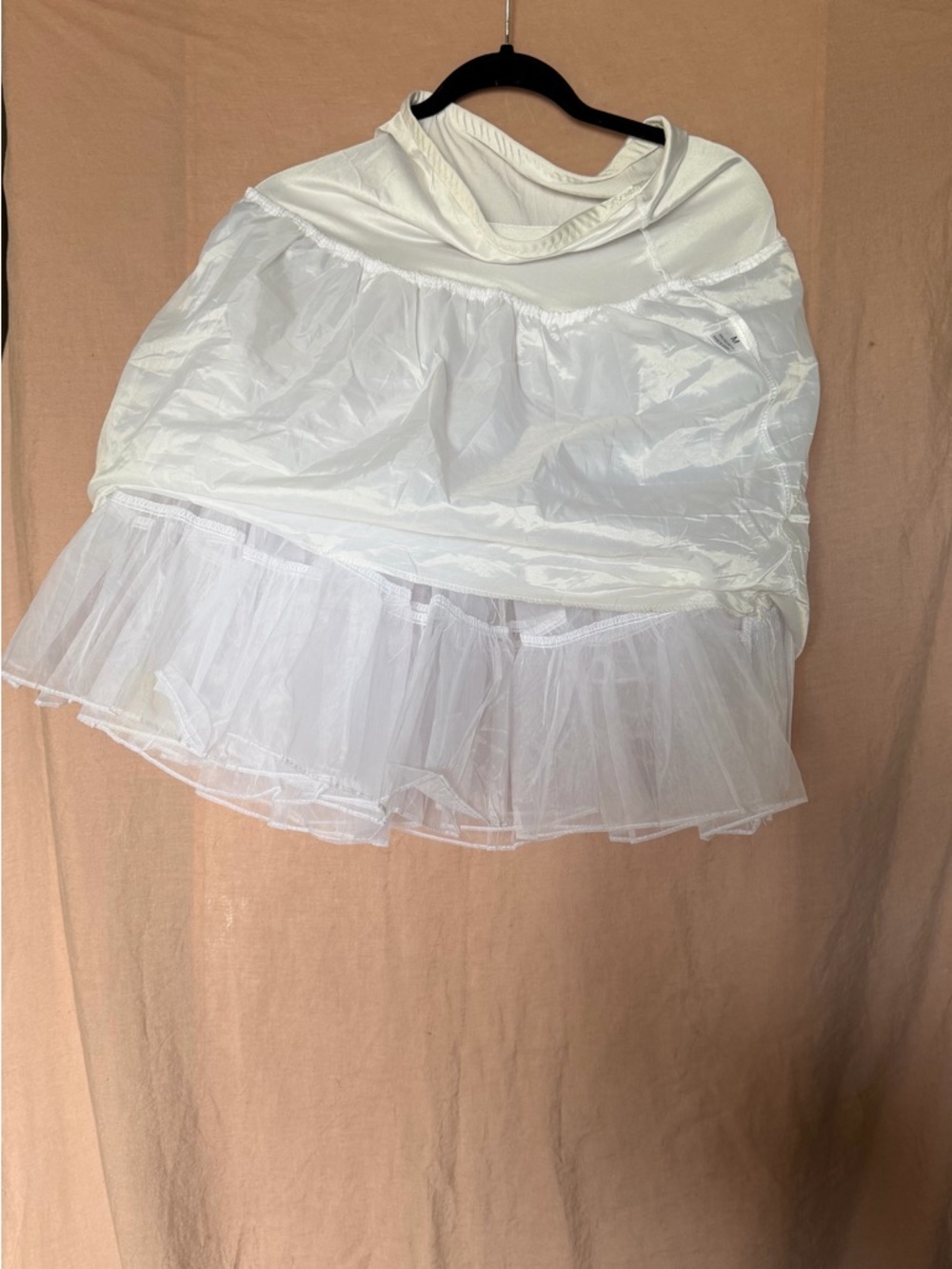 Women’s Floral Lace-Up Dirndl with White Blouse, Apron and Crinoline - Picture 4 of 4